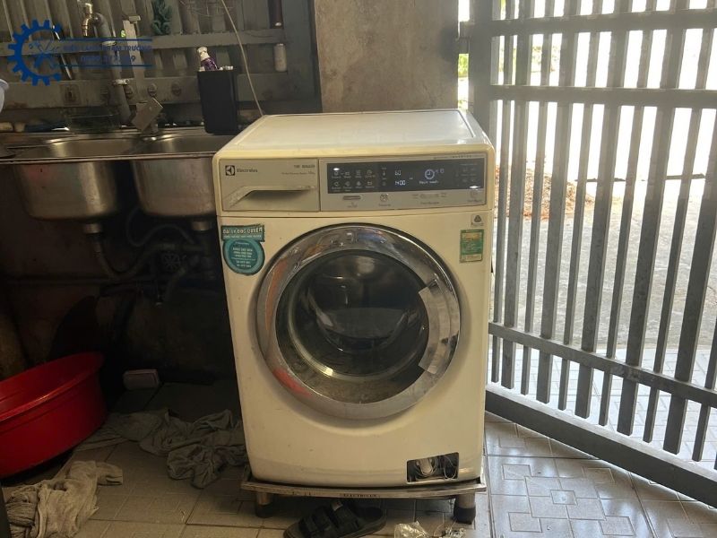 Vệ sinh máy giặt cửa trước tại Tân Uyên